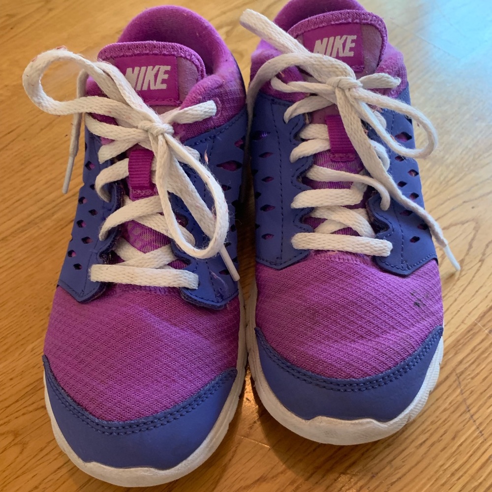 Nike girls tennis shoe